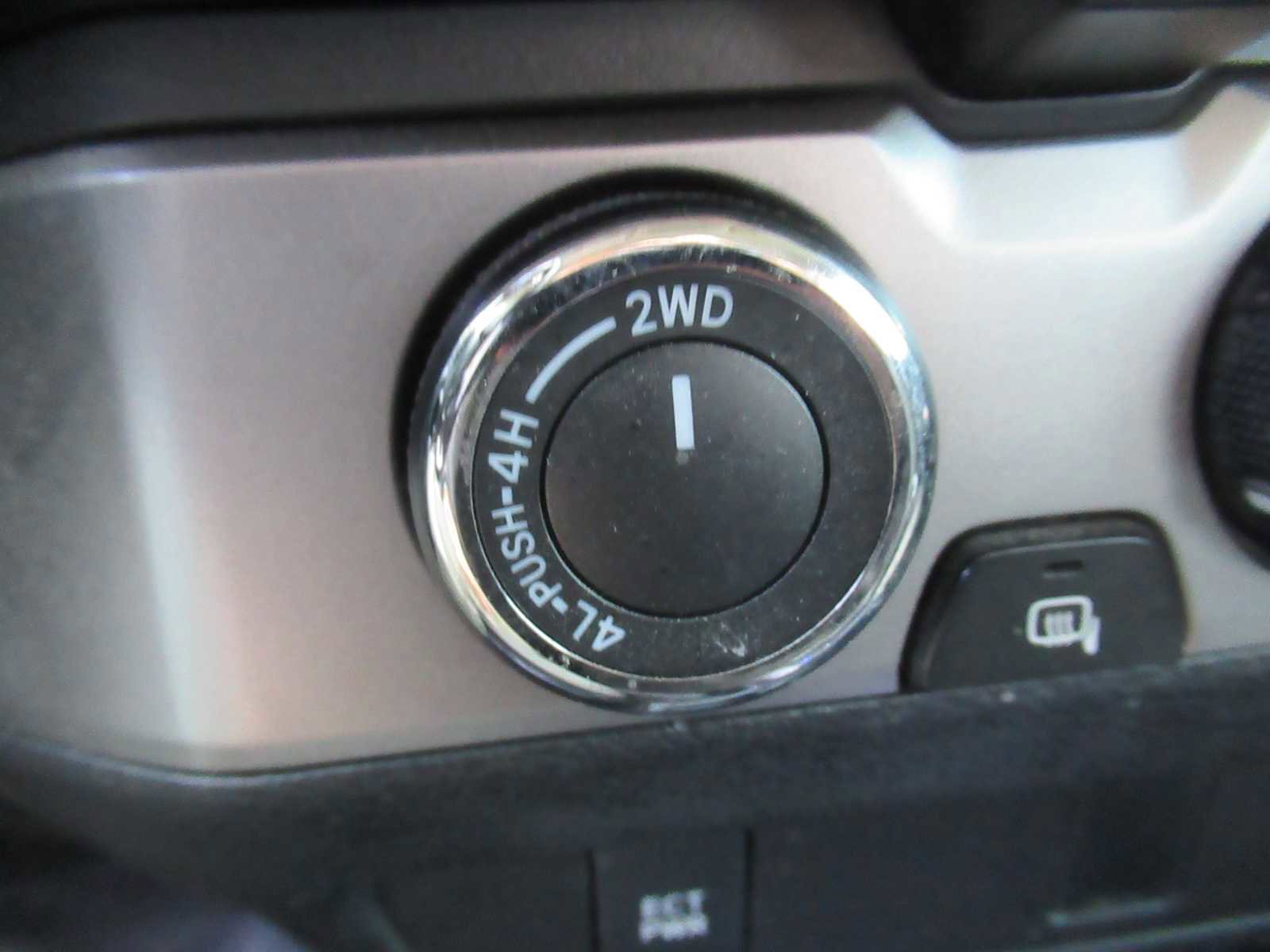 Used 2016 Toyota Tacoma SR5 w/ Towing Package image 31