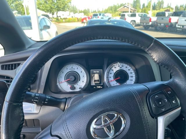 Used 2017 Toyota Sienna SE Premium FWD image 2