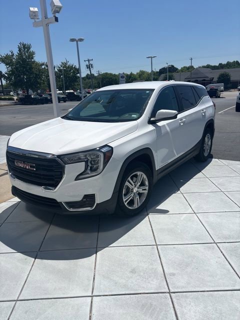 Used 2024 GMC Terrain SLE FWD image 1