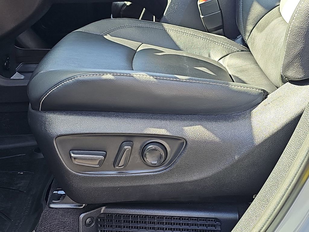 Used 2025 Toyota Sienna XSE AWD/4WD image 33