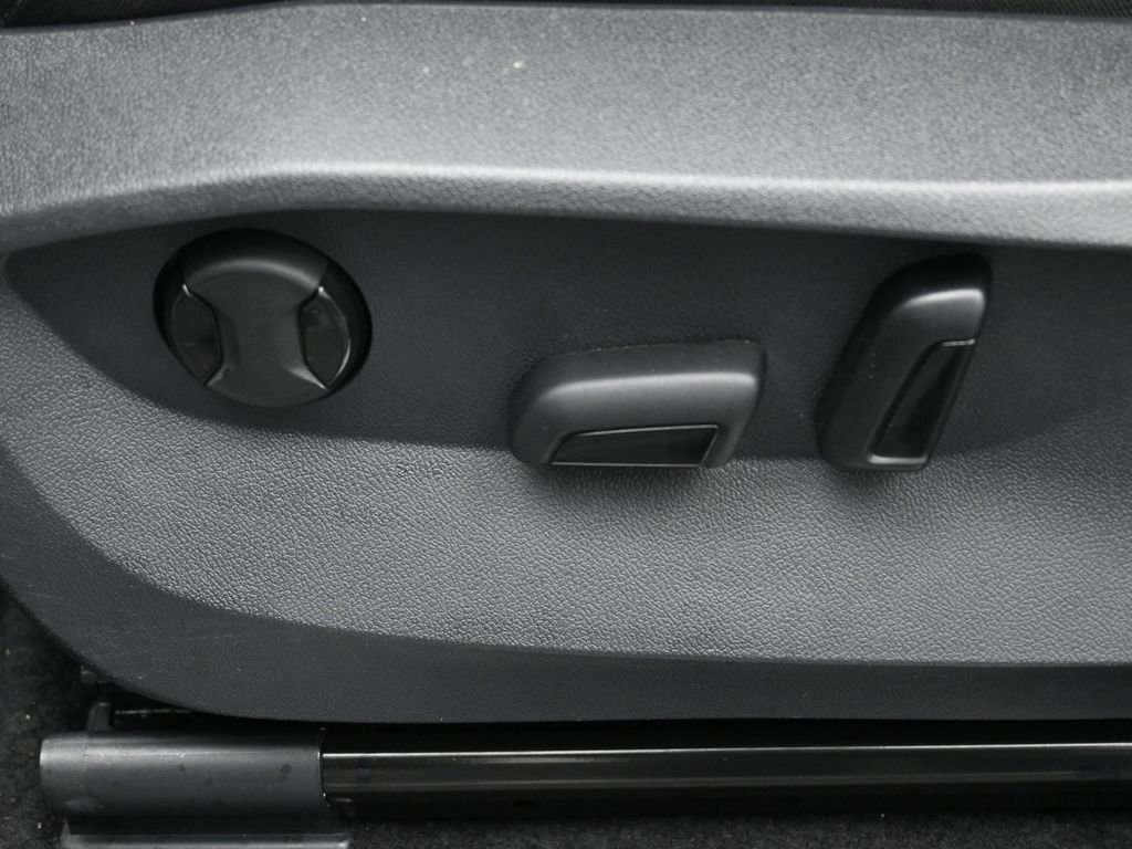 Used 2023 Volkswagen Tiguan SE R-Line image 10