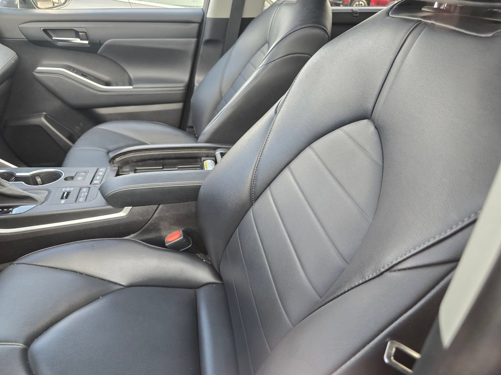 Used 2022 Toyota Highlander XLE AWD/4WD image 23