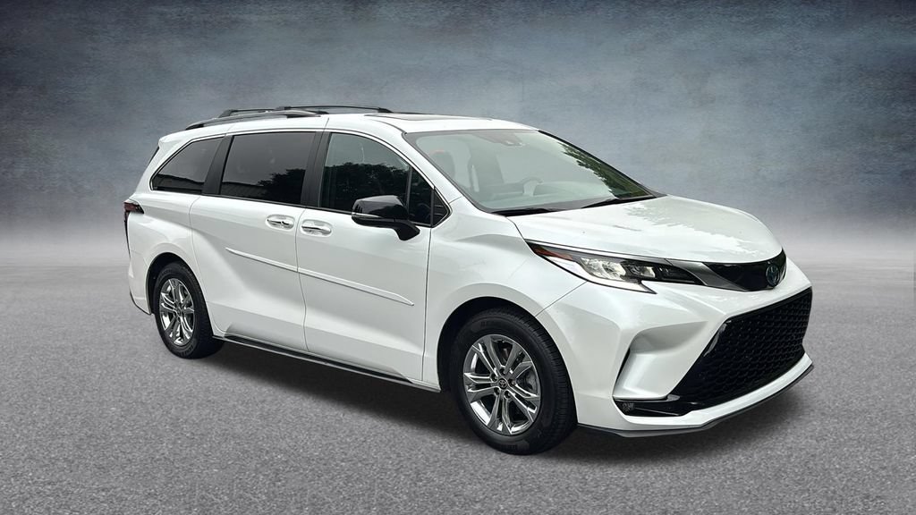 Used 2023 Toyota Sienna XSE AWD/4WD image 3