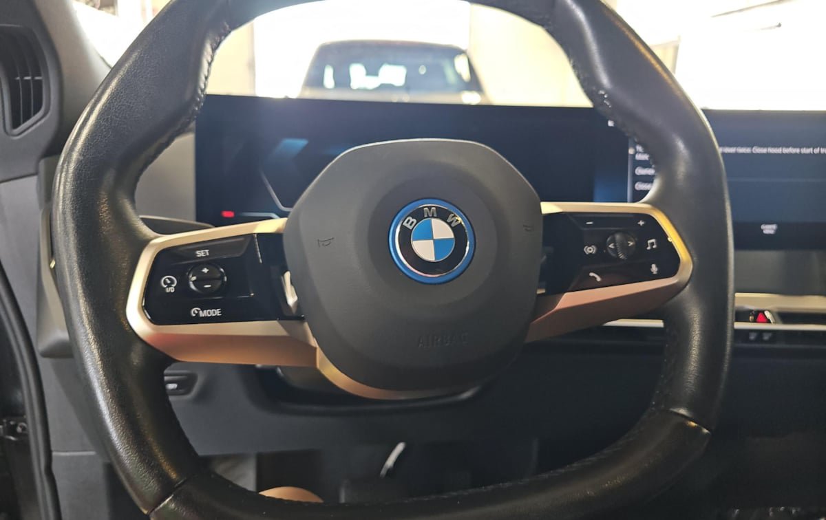 Used 2023 BMW iX xDrive50 w/ Premium Package AWD/4WD image 9