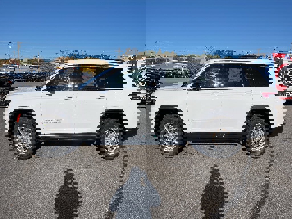 New 2025 Jeep Grand Cherokee L Laredo image 4