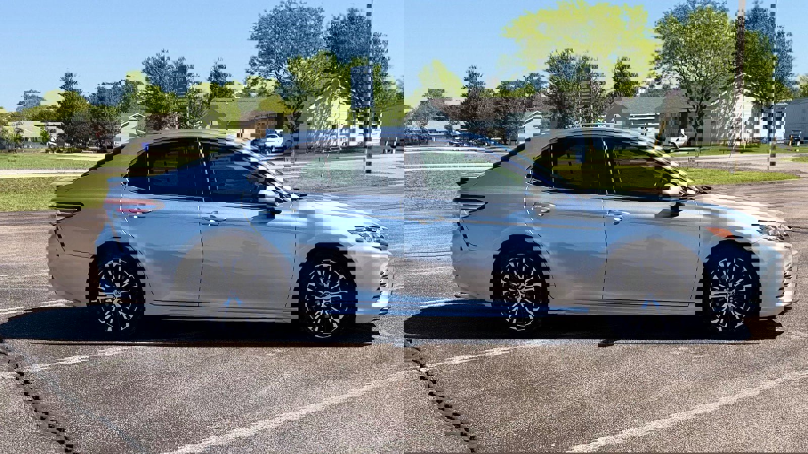 Used 2020 Toyota Camry SE image 2