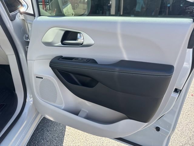 Used 2020 Chrysler Pacifica Limited w/ Advanced Safetytec Group FWD image 8