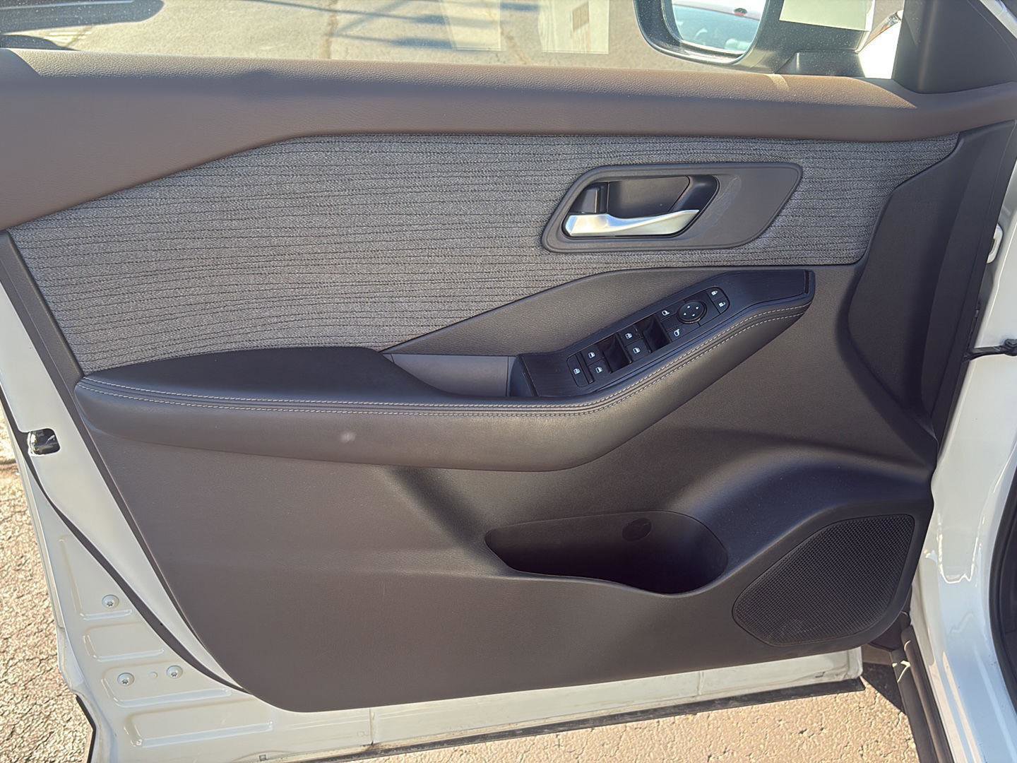 Used 2023 Nissan Rogue SV image 18