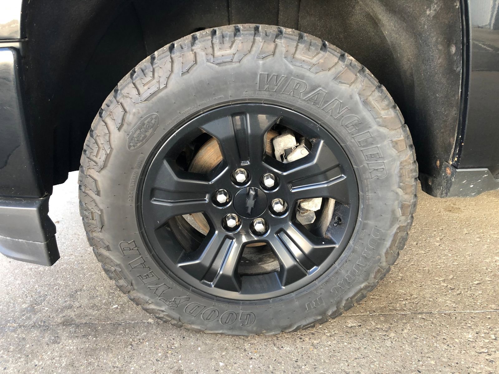 Used 2017 Chevrolet Silverado 1500 LT w/ Midnight Edition image 4