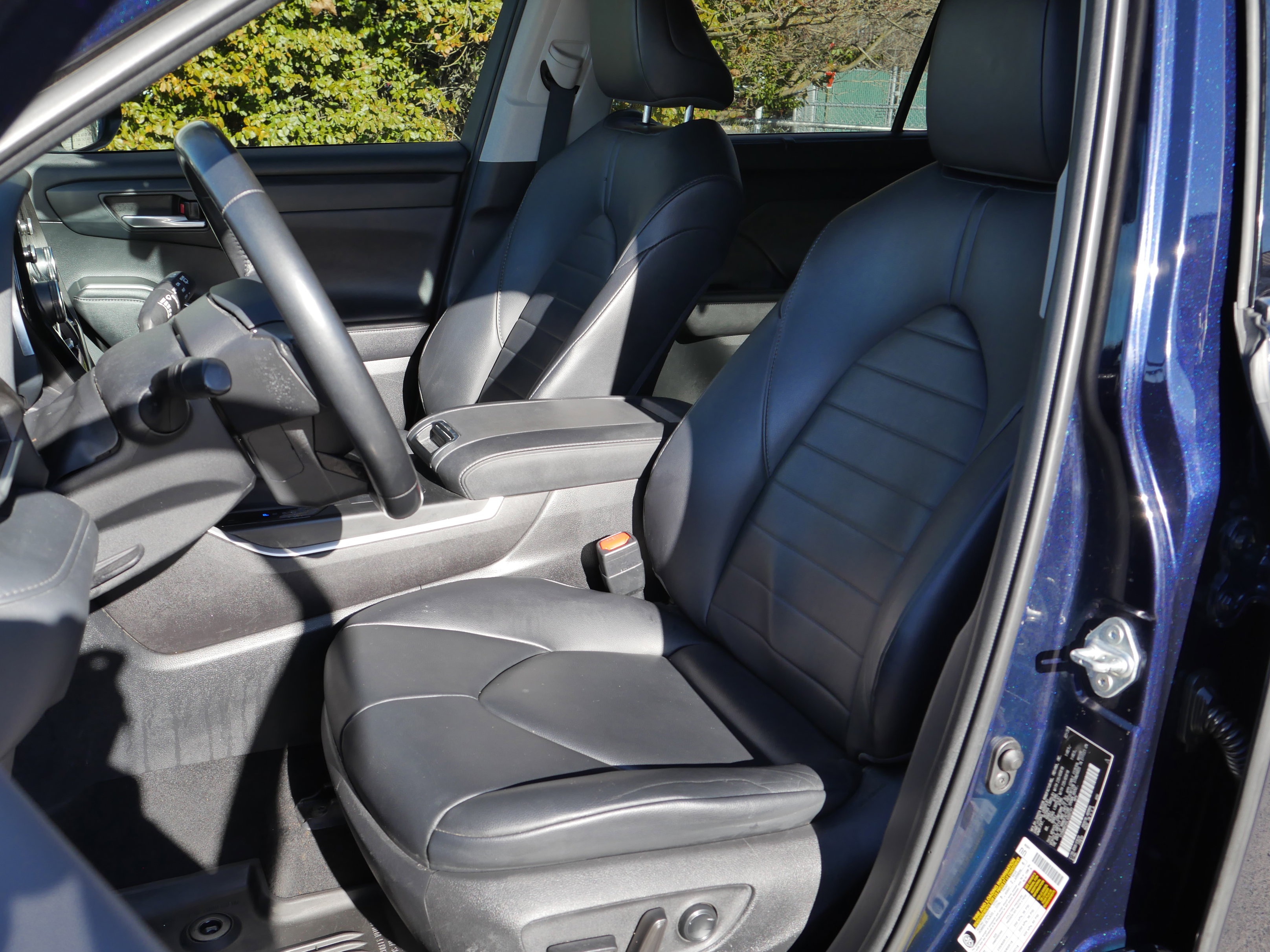 Used 2020 Toyota Highlander XLE AWD/4WD image 38