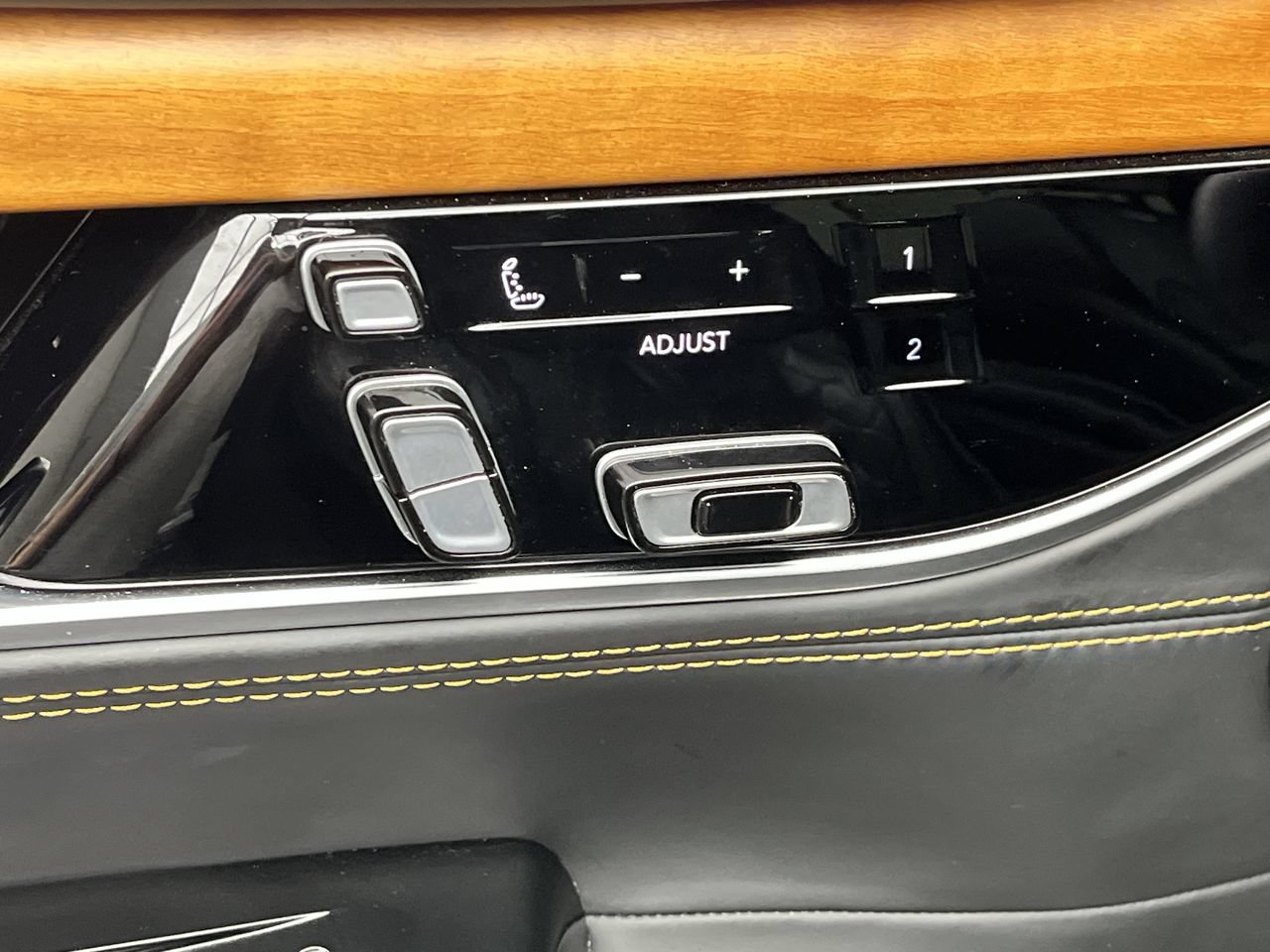 Used 2024 Jeep Grand Wagoneer L Series III AWD/4WD image 17