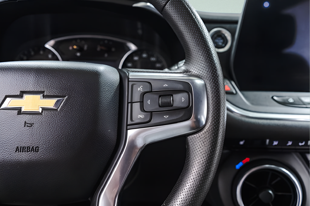 Used 2025 Chevrolet Blazer LT FWD image 11