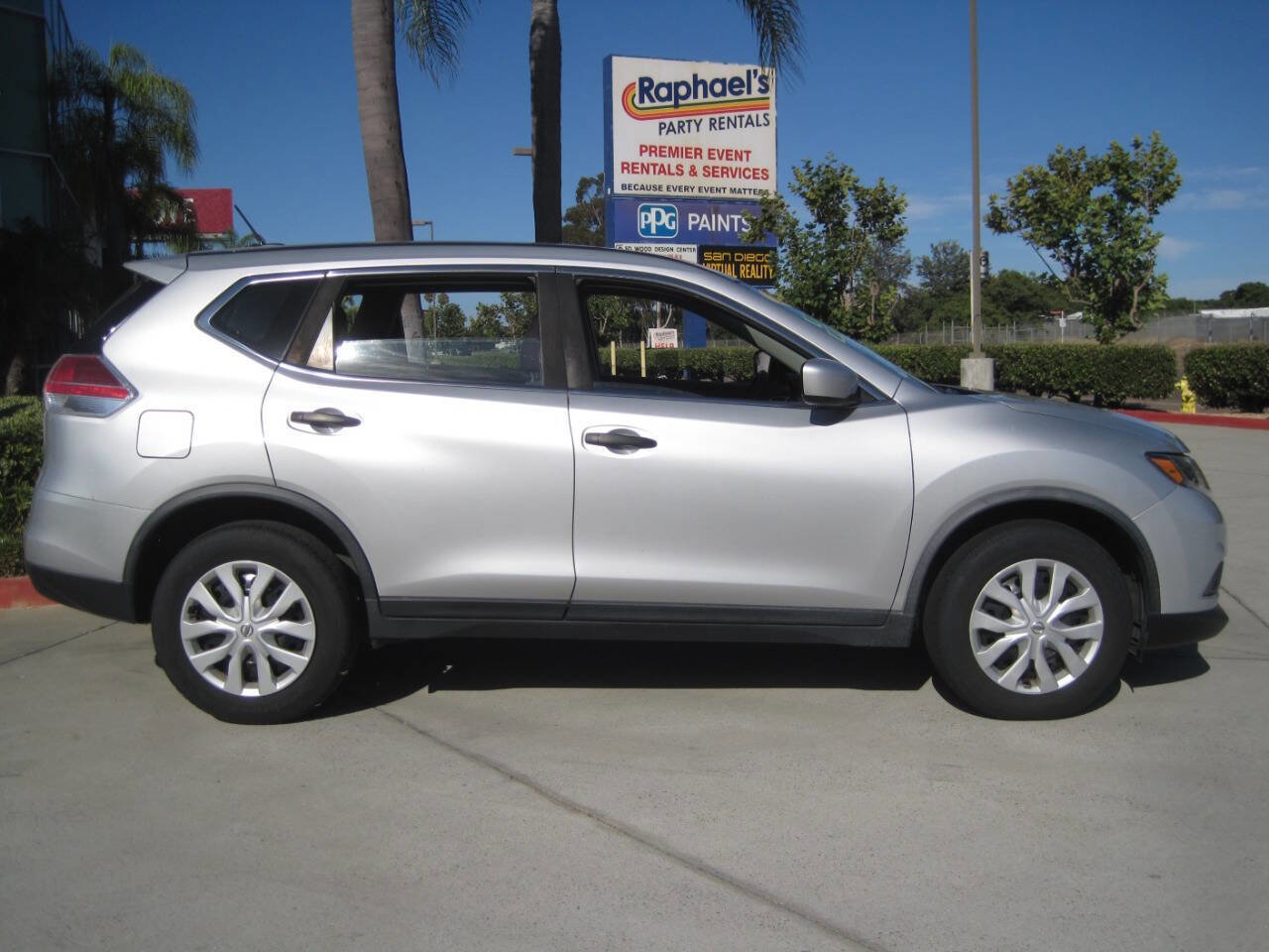 Used 2016 Nissan Rogue S image 2