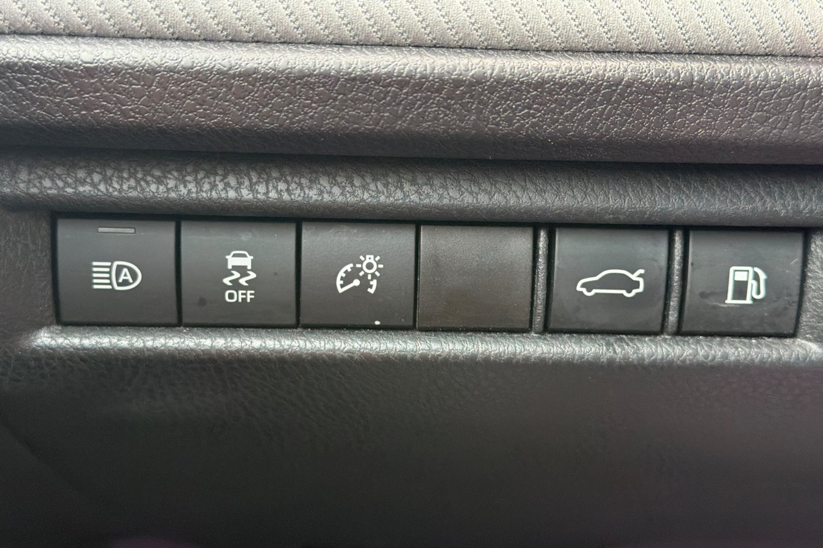 Used 2025 Toyota Camry SE w/ Convenience Package FWD image 36