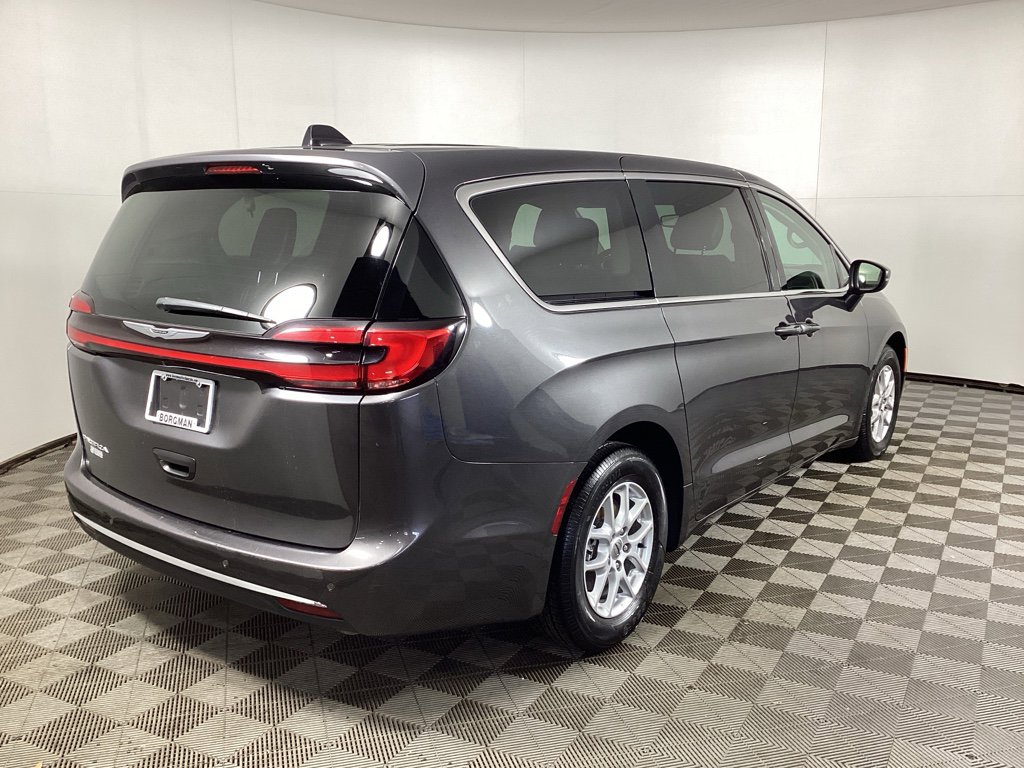 Used 2023 Chrysler Pacifica Touring-L image 2