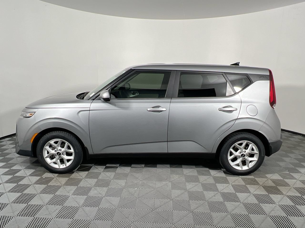 Used 2023 Kia Soul LX w/ LX Technology Package FWD image 7