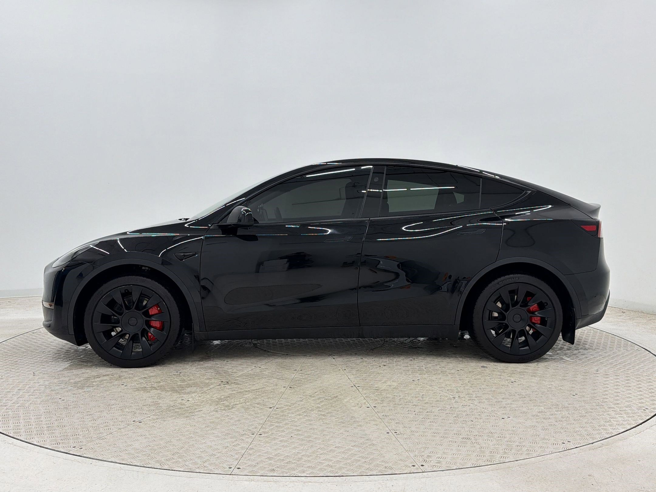 Used 2024 Tesla Model Y Long Range AWD/4WD image 2