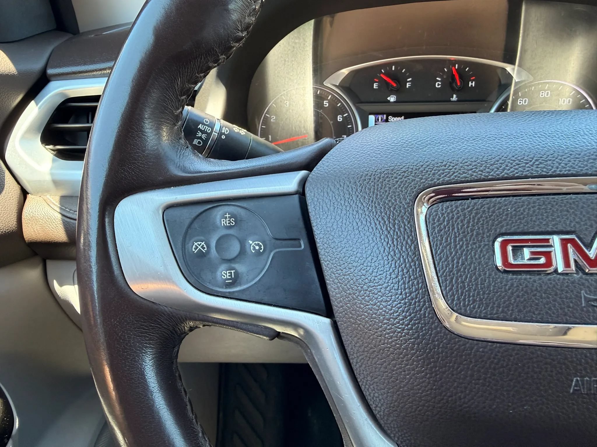 Used 2019 GMC Acadia SLT FWD image 16