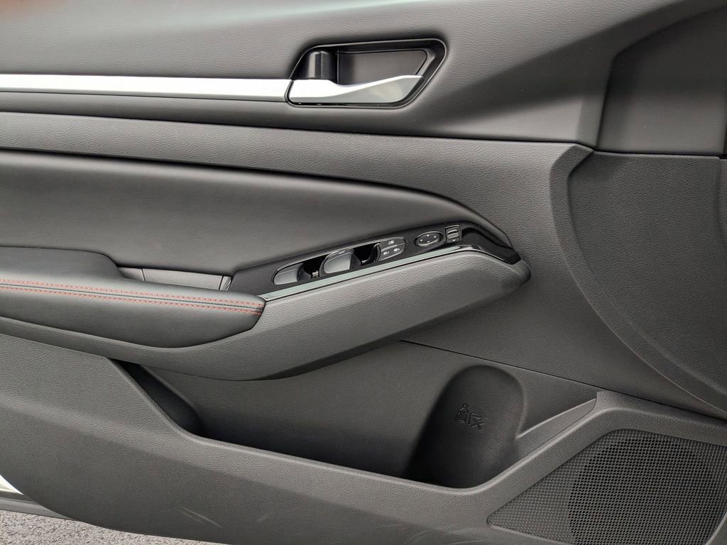 Used 2025 Nissan Altima 2.5 SR image 13