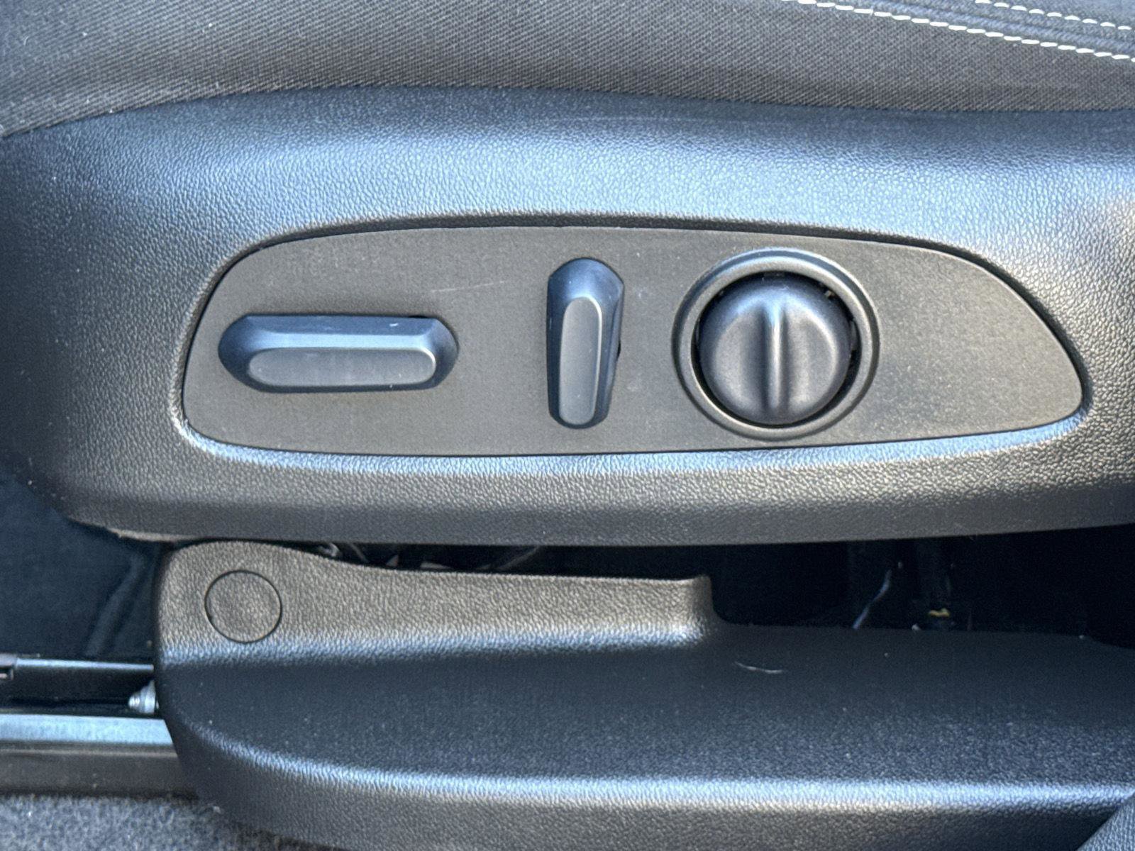 Used 2022 GMC Terrain SLE w/ Driver Convenience Package image 16