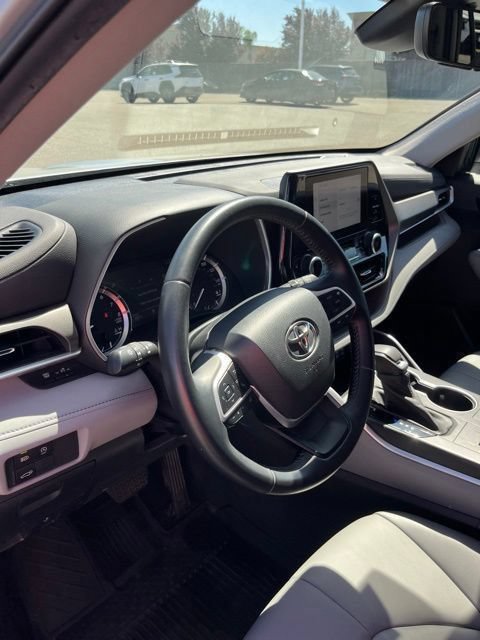 Used 2023 Toyota Highlander XLE FWD image 14