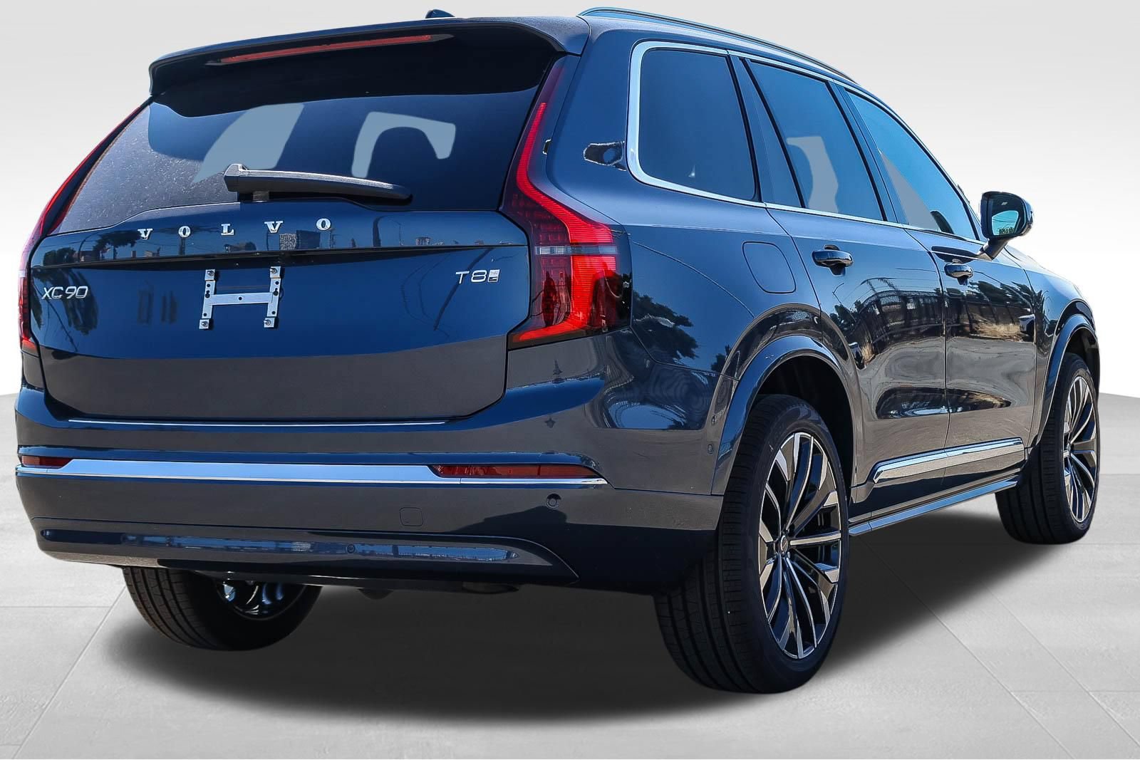 New 2026 Volvo XC90 T8 Plus w/ Protection Package Premier AWD/4WD image 4