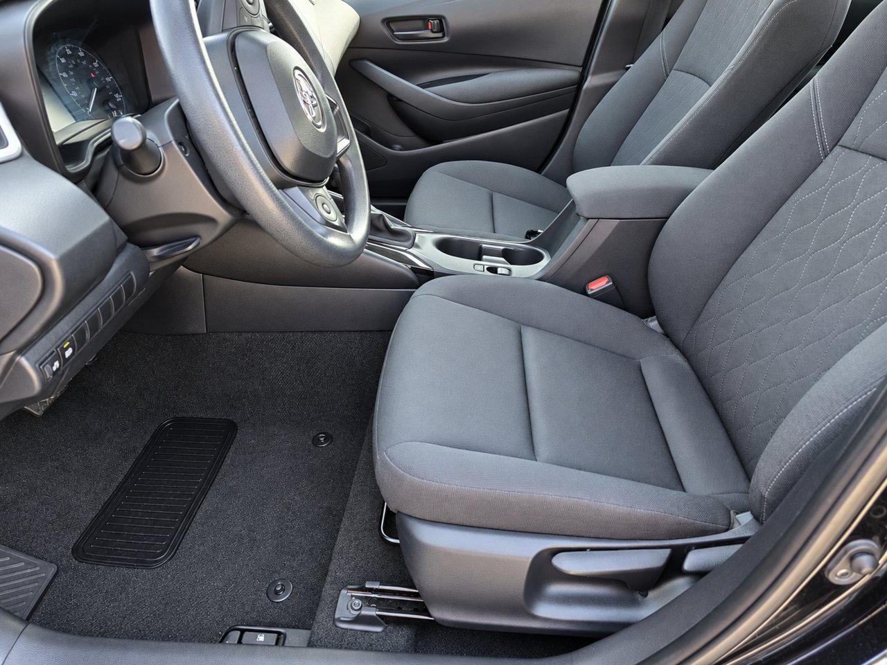 Used 2025 Toyota Corolla LE FWD image 12
