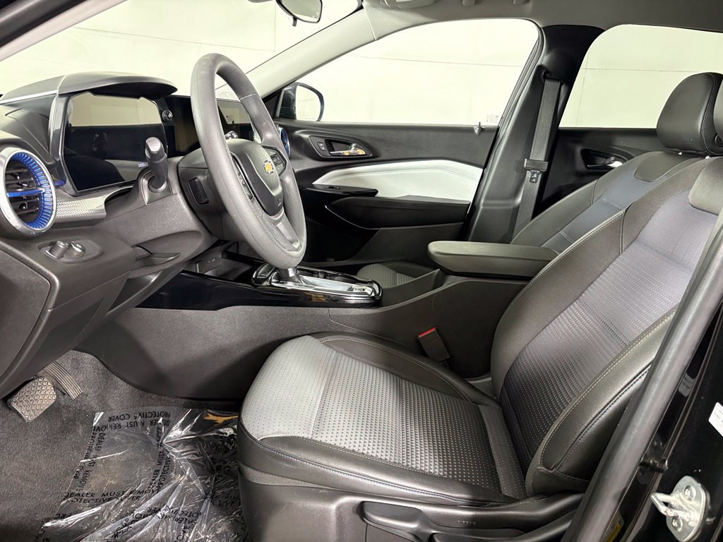 Used 2025 Chevrolet Trax LT FWD image 20