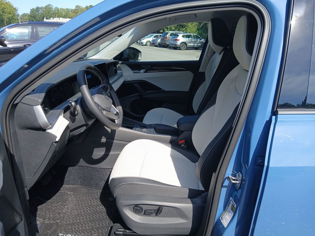 New 2025 Volkswagen Tiguan SE image 9