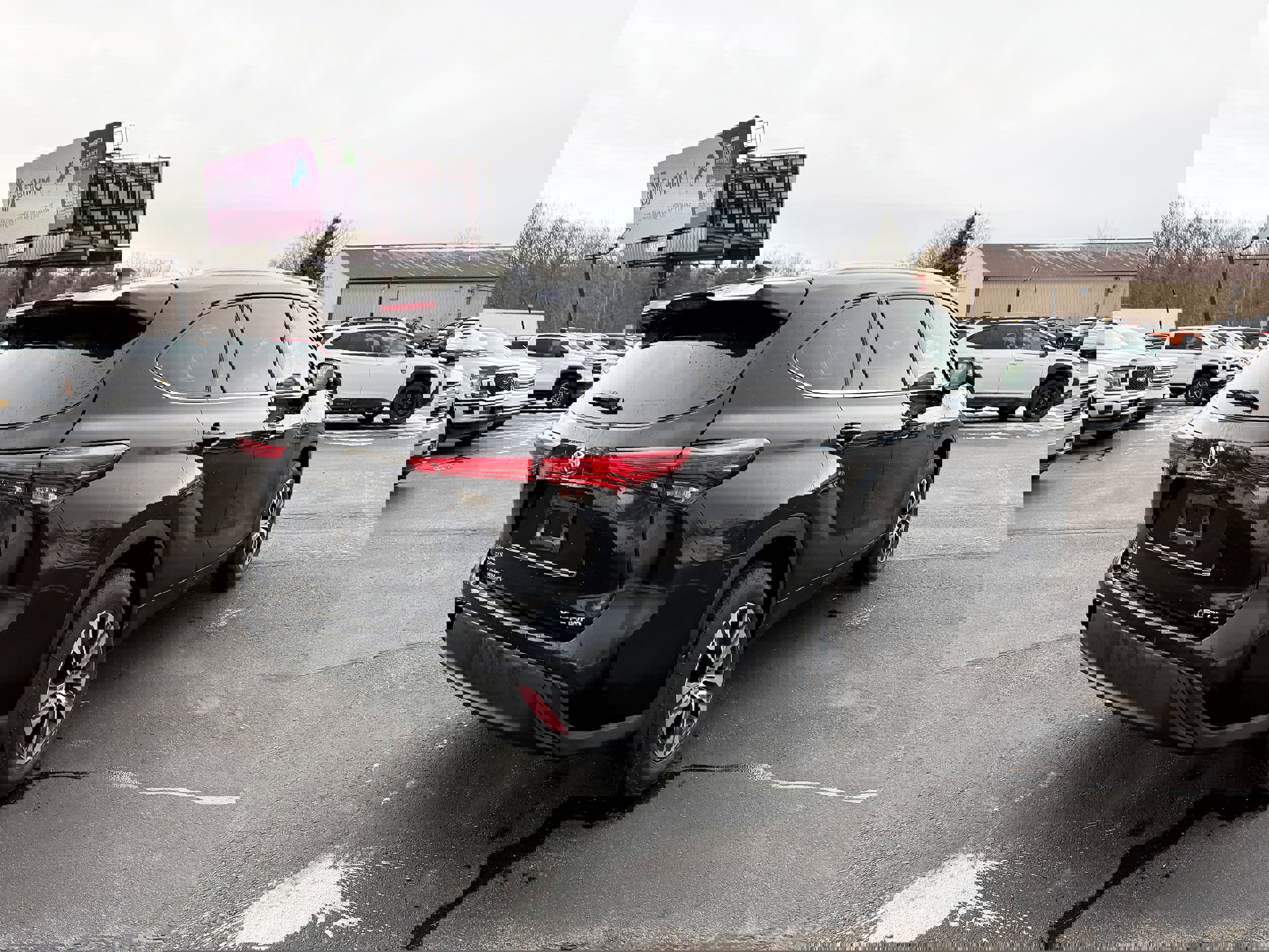 Used 2021 Toyota Highlander XLE image 9