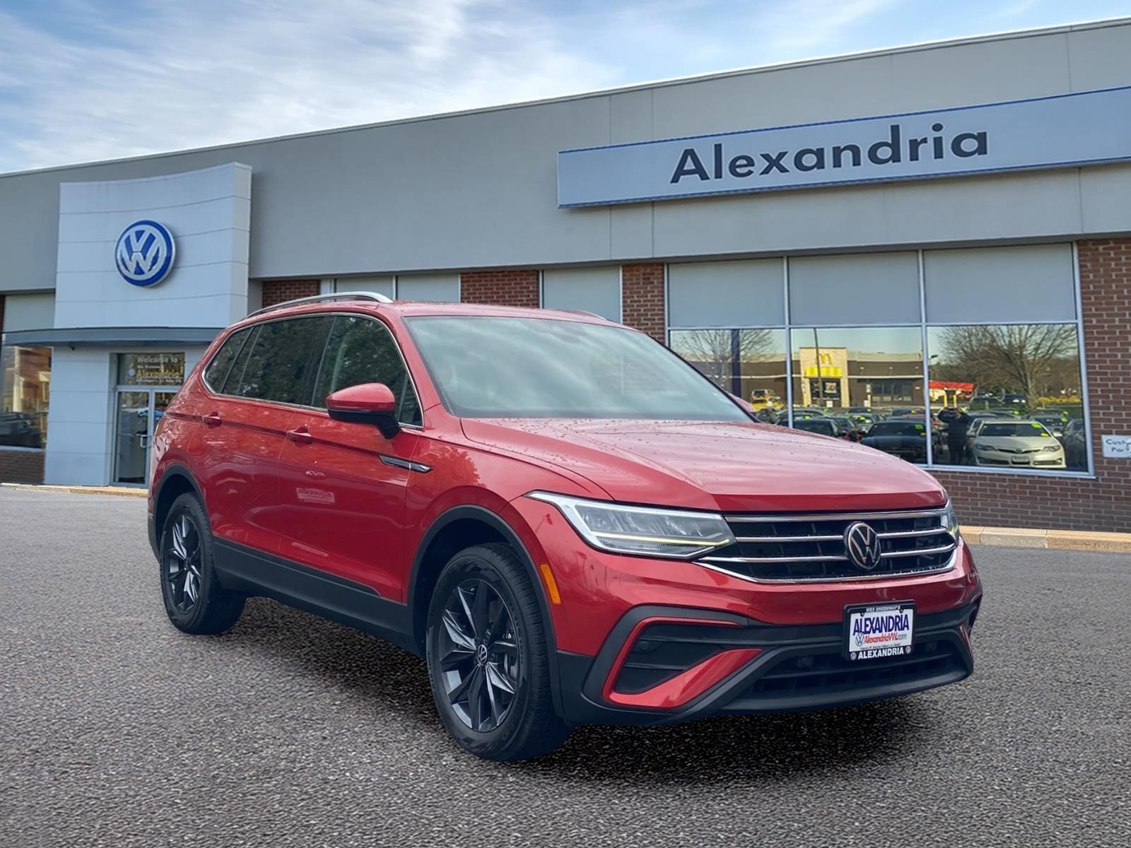 Certified 2023 Volkswagen Tiguan SE w/ Panoramic Sunroof Package FWD image 1