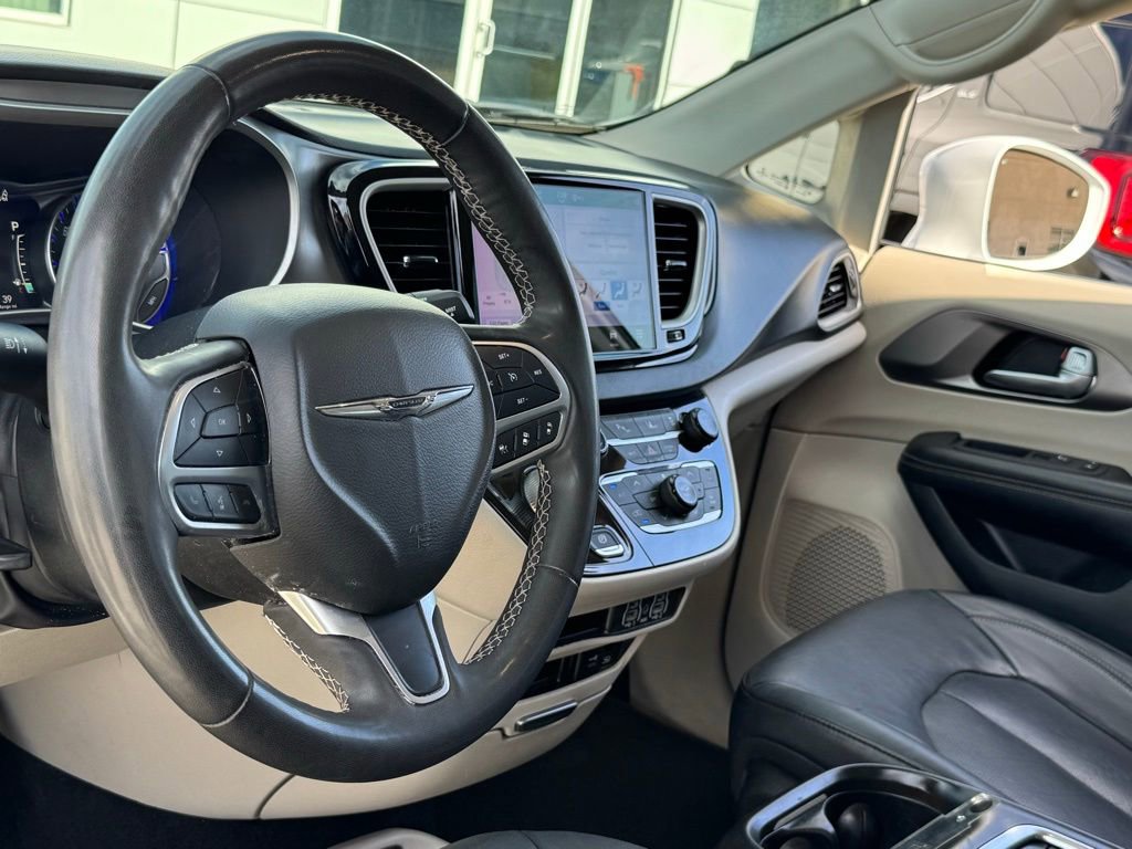 Used 2022 Chrysler Pacifica Touring-L FWD image 24