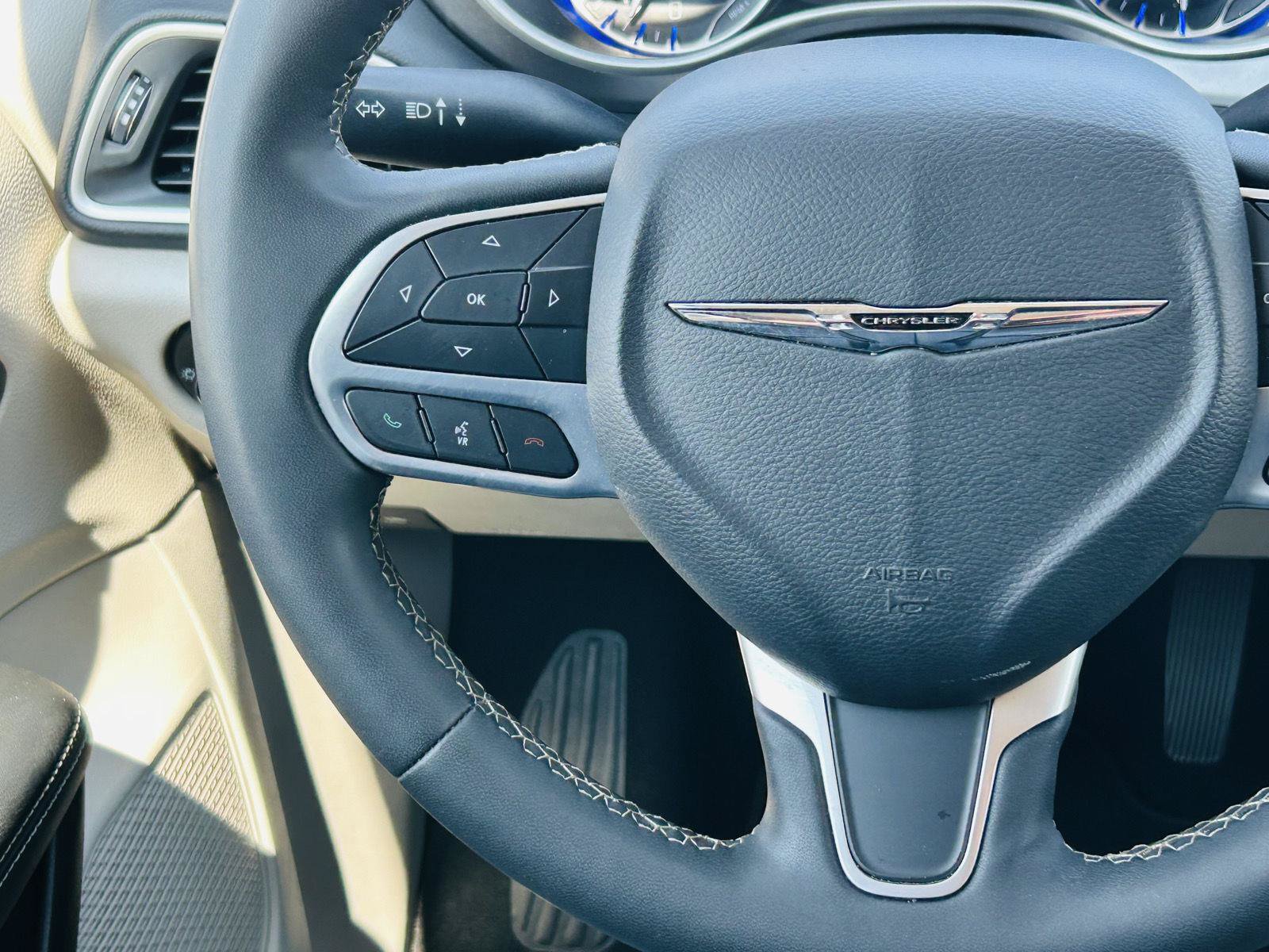 Used 2023 Chrysler Pacifica Touring-L FWD image 17