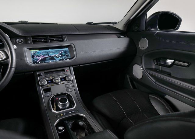 Used 2019 Land Rover Range Rover Evoque SE Premium image 17