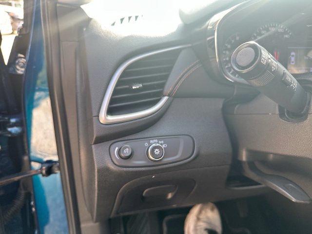 Used 2020 Chevrolet Trax LT w/ LT Convenience Package FWD image 27