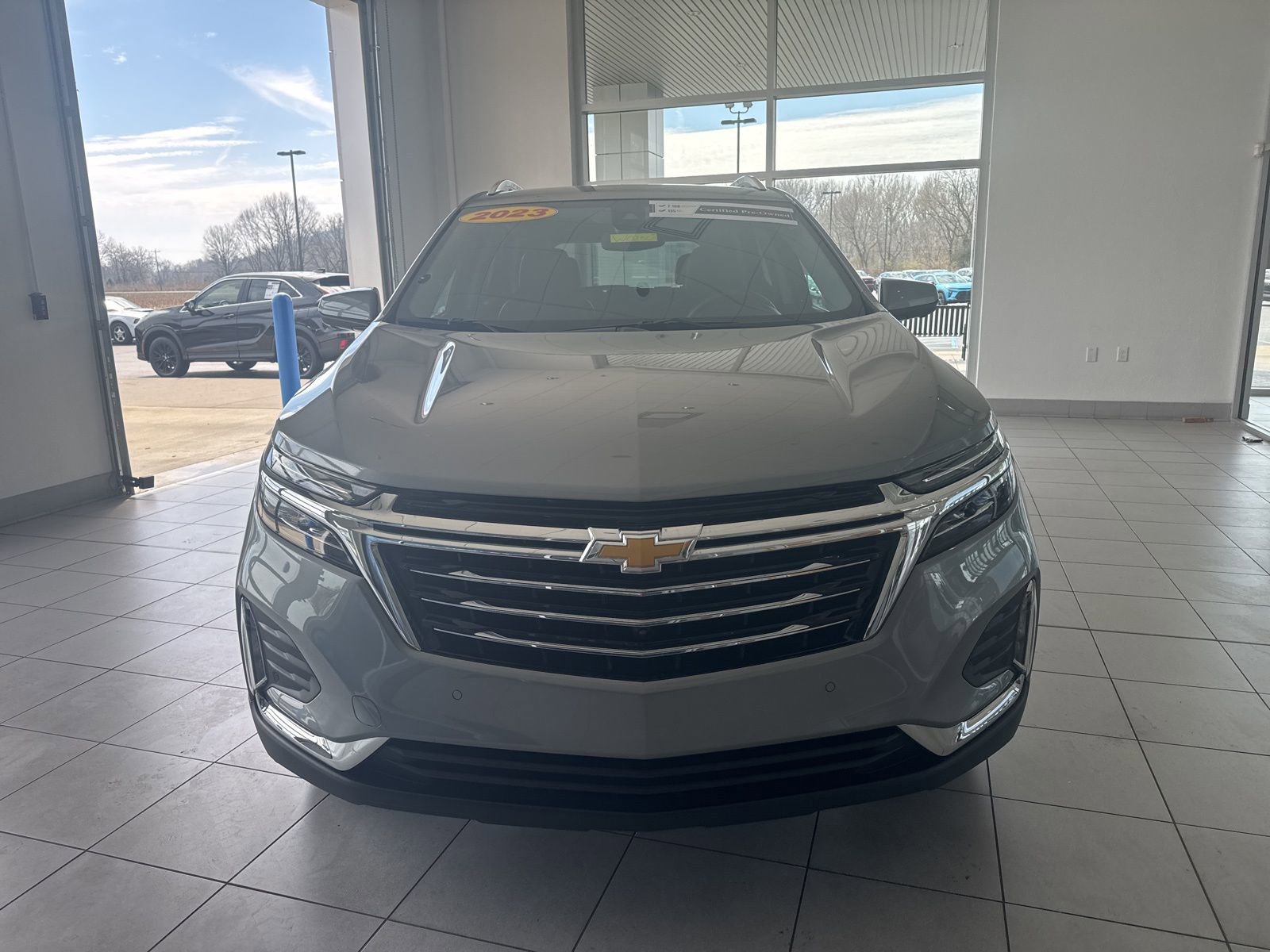 Used 2023 Chevrolet Equinox Premier image 2