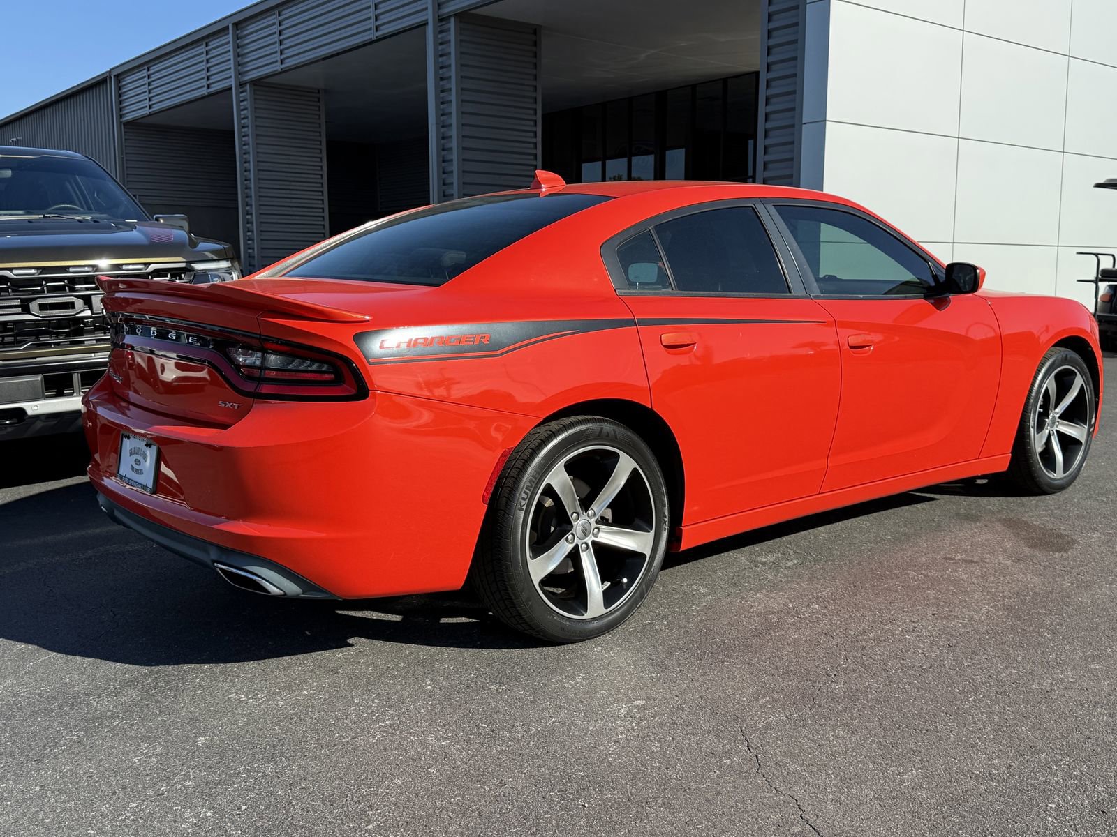 Used 2017 Dodge Charger SXT image 4