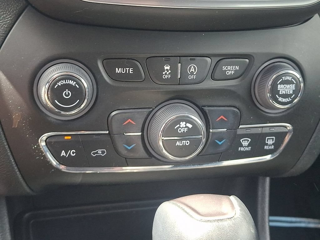 Used 2022 Jeep Cherokee Limited AWD/4WD image 15