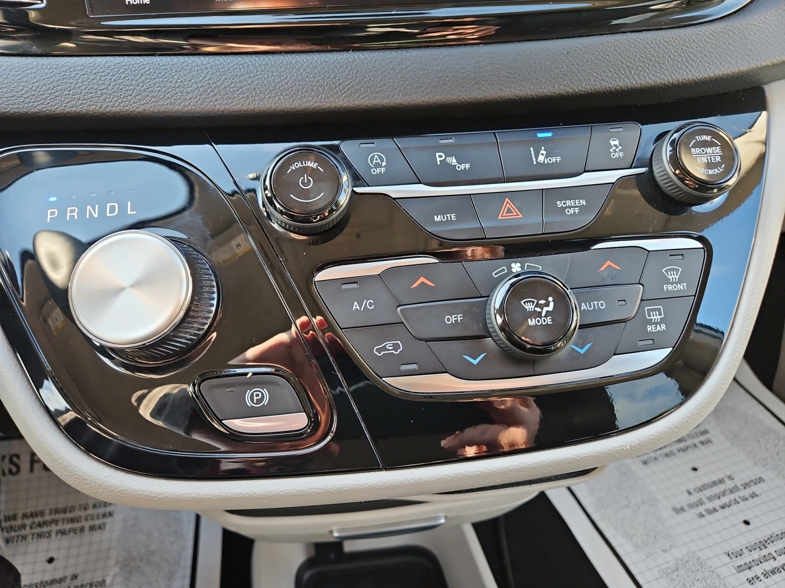 Used 2024 Chrysler Pacifica Touring-L image 27