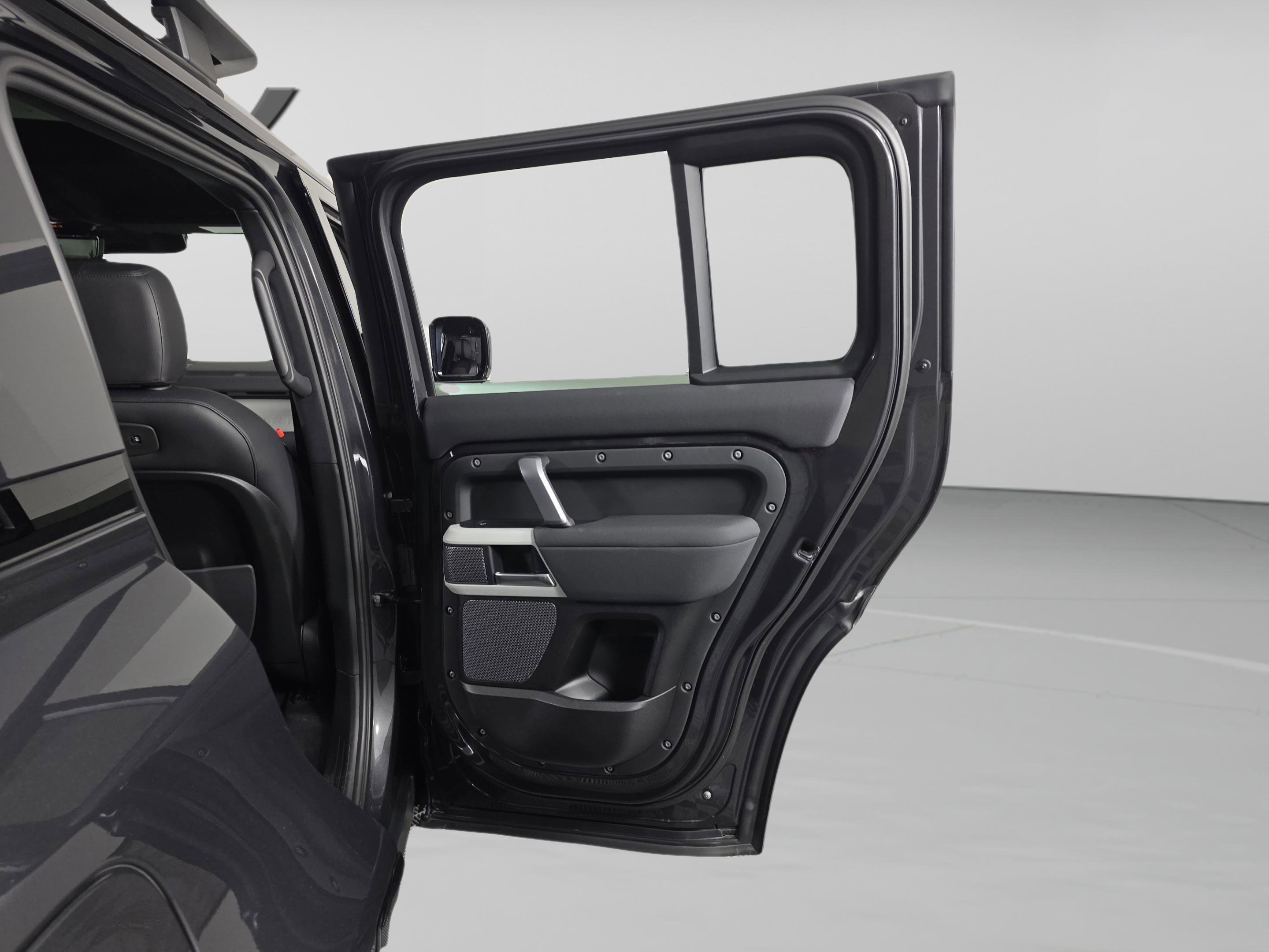 Used 2022 Land Rover Defender 110 X-Dynamic SE image 29