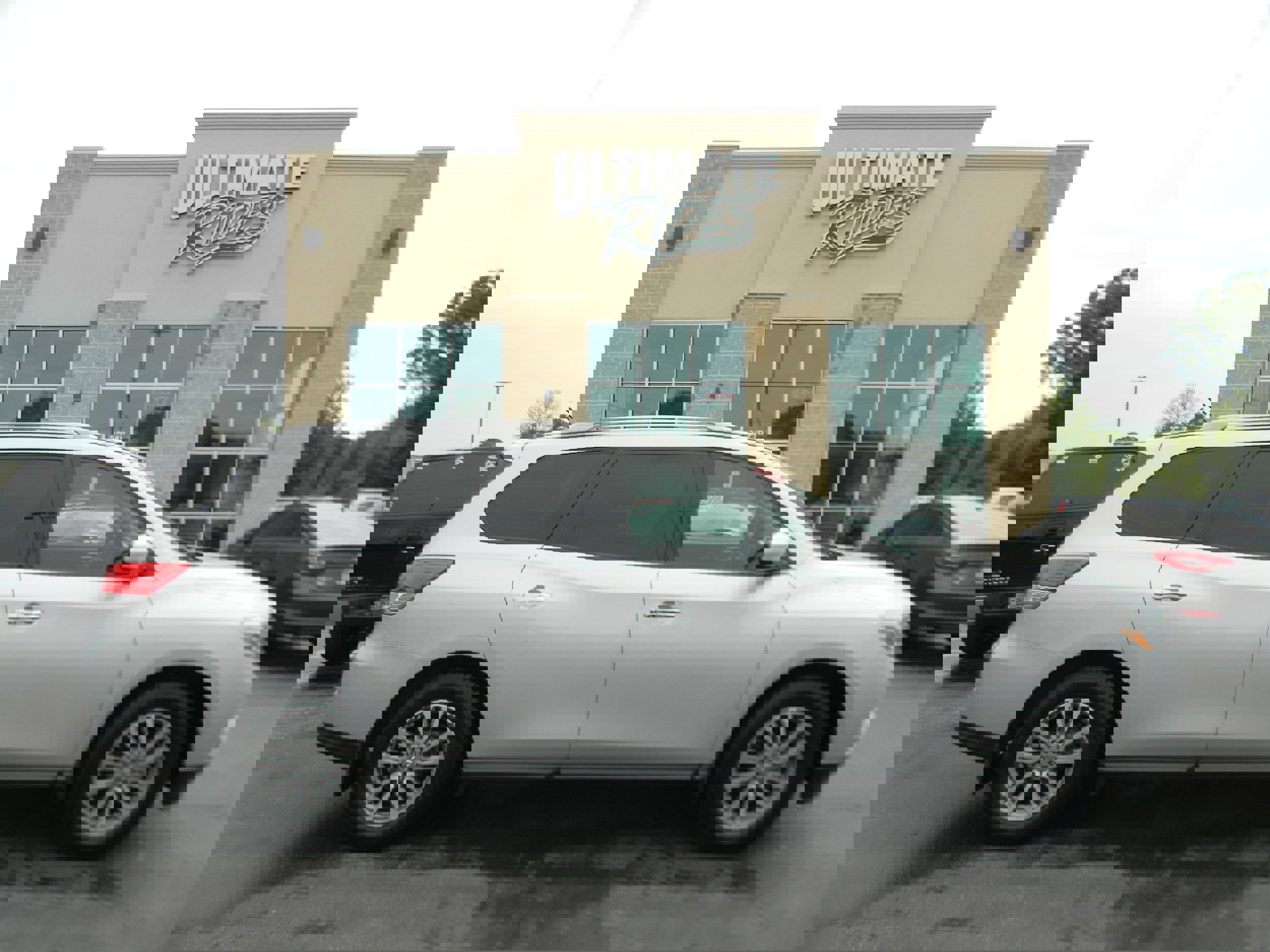 Used 2016 Nissan Pathfinder S image 1