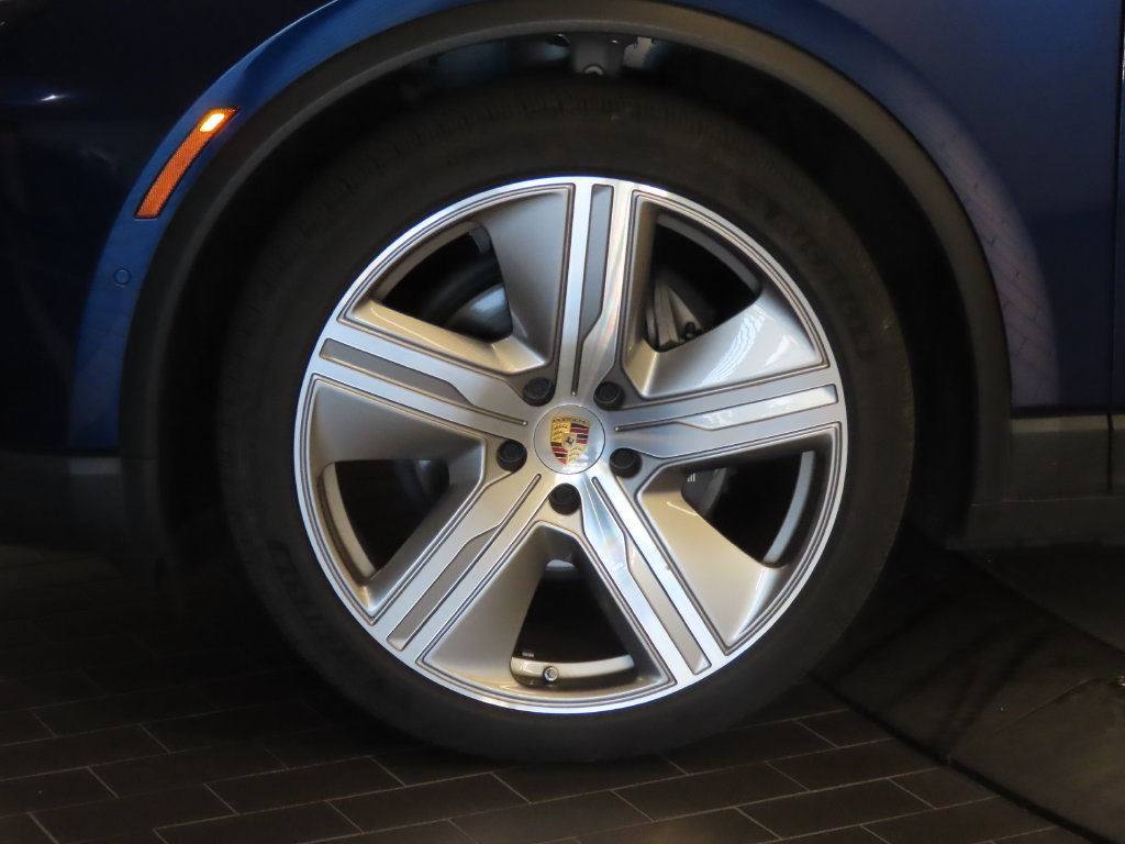 Certified 2024 Porsche Macan 4 Electric AWD/4WD image 11