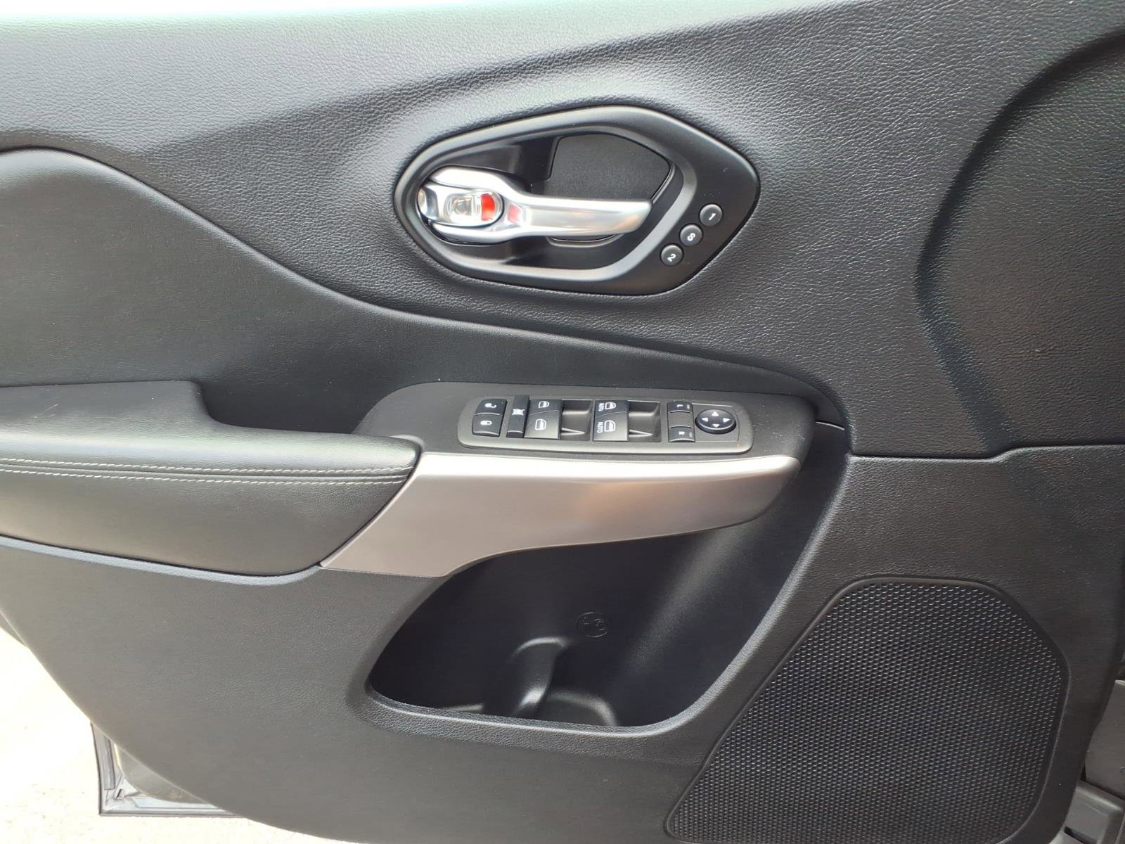 Used 2022 Jeep Cherokee Limited AWD/4WD image 23