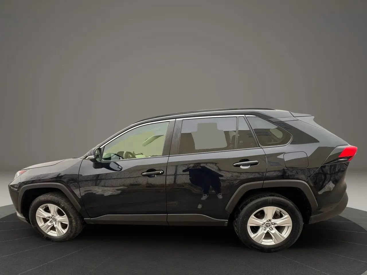 Used 2020 Toyota RAV4 XLE w/ XLE Grade Weather Package image 8