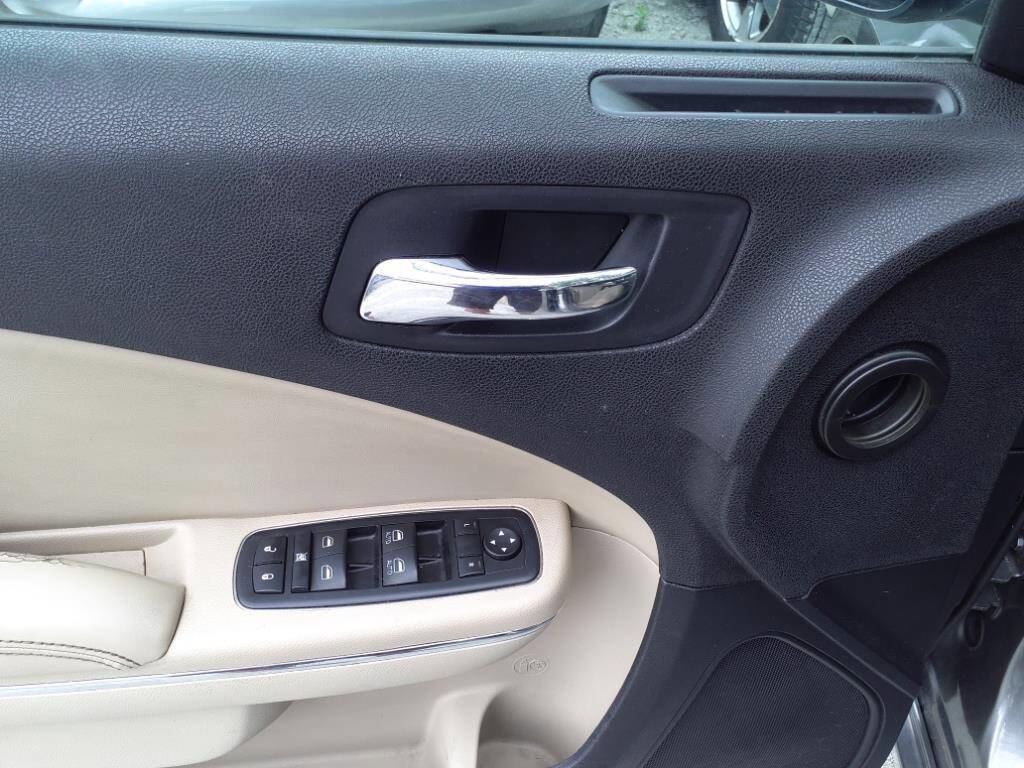 Used 2012 Dodge Charger SE RWD image 11