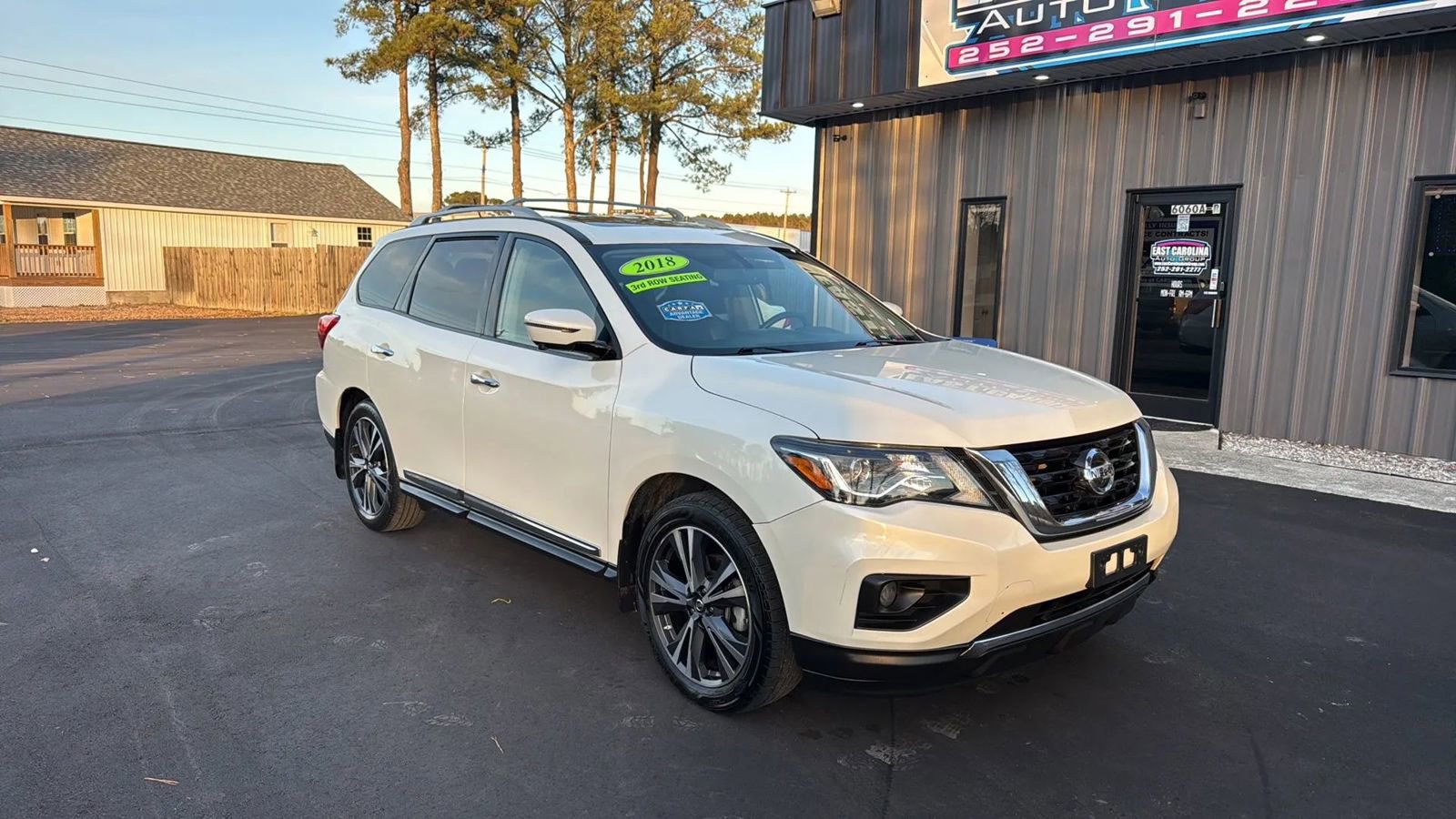 Used 2018 Nissan Pathfinder Platinum image 2