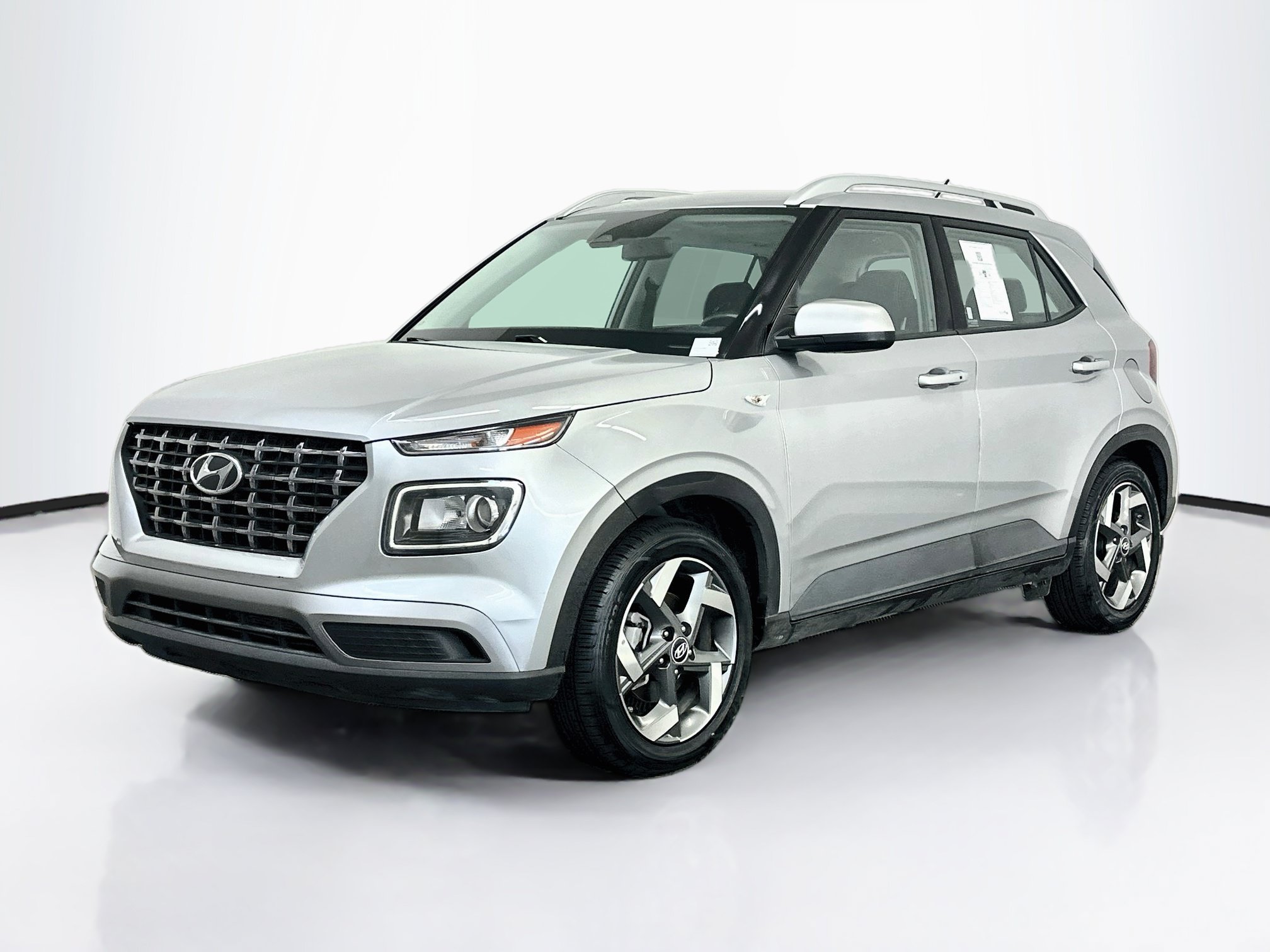 Used 2025 Hyundai Venue SEL FWD image 3