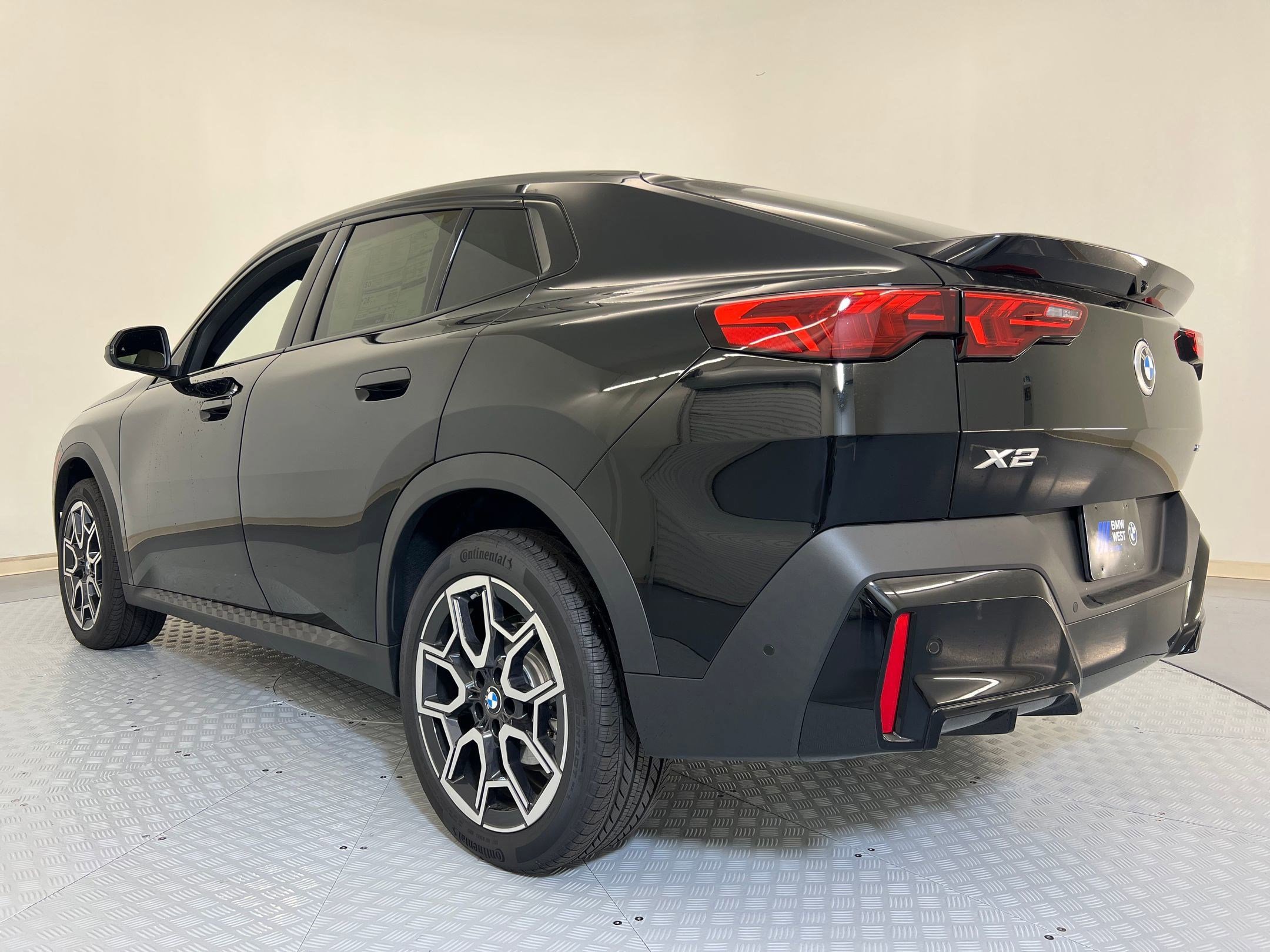 Used 2025 BMW X2 xDrive28i w/ Convenience Package image 3