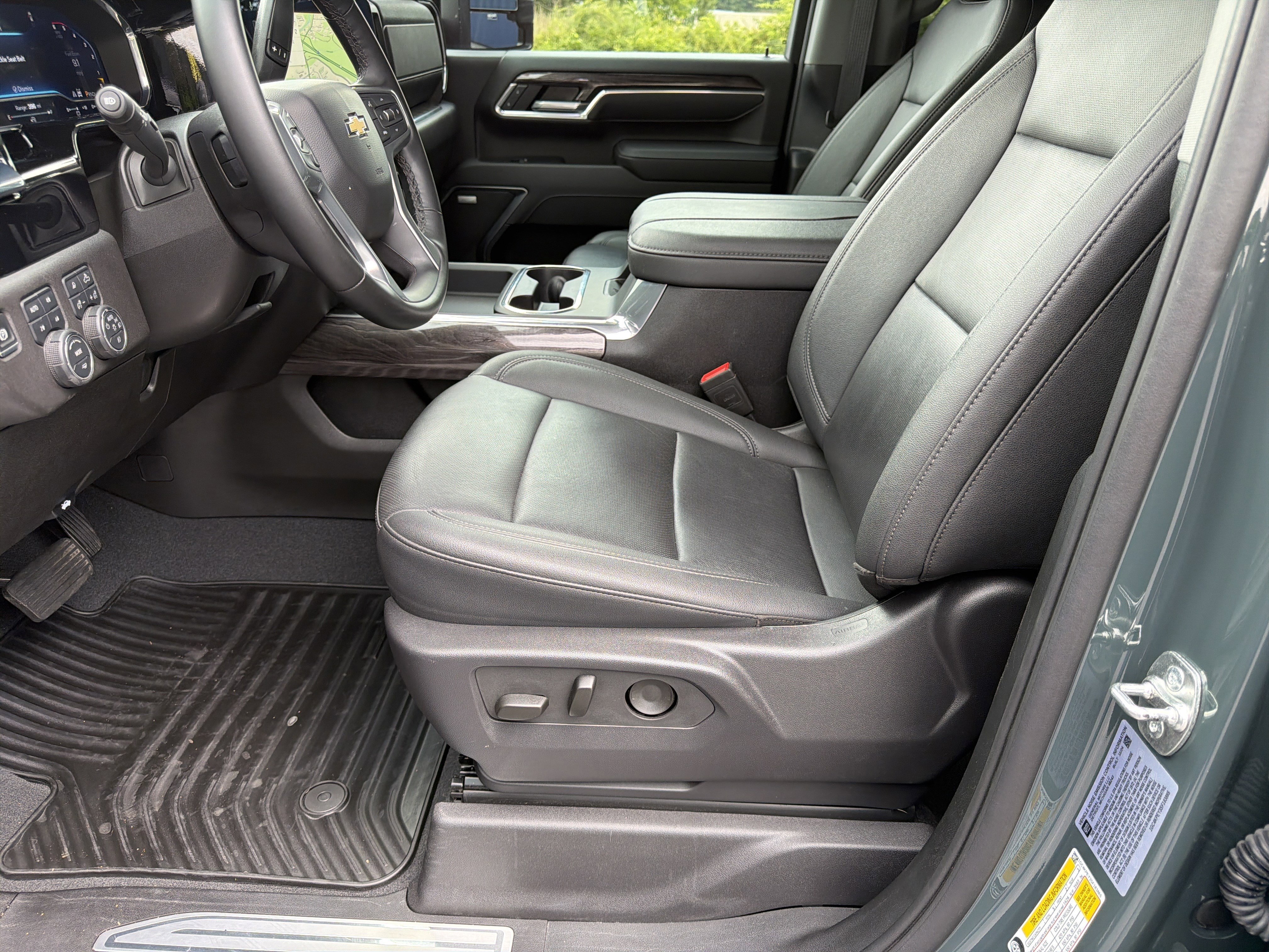 Used 2025 Chevrolet Silverado 2500 LTZ w/ LTZ Convenience Package AWD/4WD image 9