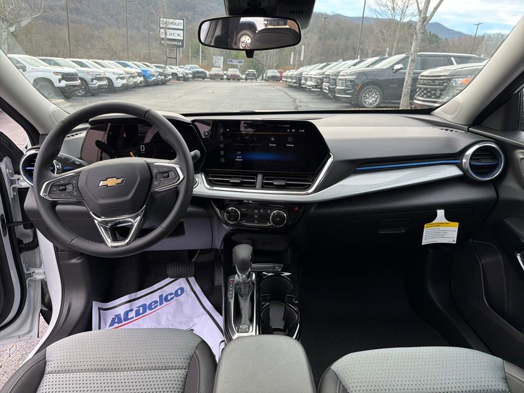 New 2025 Chevrolet Trax LT w/ Sunroof Package image 12